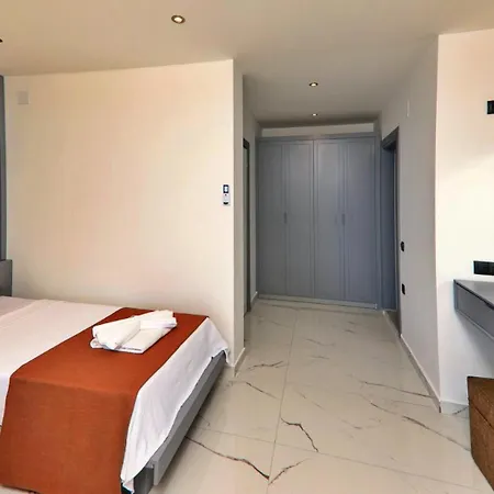 4 Bedroom - 6340 Βίλα